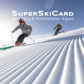 „Zwei Skifahrer fahren schwungvoll eine frisch präparierte, stark geriffelte Skipiste hinunter, vor blauem Himmel. Im oberen Bildbereich steht in großer weißer Schrift ‚SuperSkiCard‘, darunter ‚Salzburg & Kitzbüheler Alpen‘.“