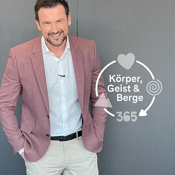Sigi Fink Wetter Moderator vor grauem Hintergrund mit Körper, Geist & Berge Logo