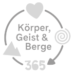 Logo ‚Körper, Geist & Berge 365‘: In der Mitte steht der Schriftzug ‚Körper, Geist & Berge 365‘, umgeben von einem kreisförmigen Pfeil. Oben im Kreis ist ein Herz, links ein Bergsymbol und rechts eine Spirale zu sehen.